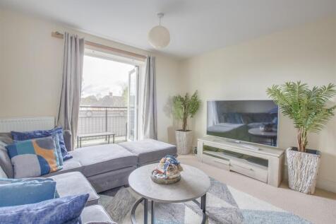 LOUNGE TO BALCONY