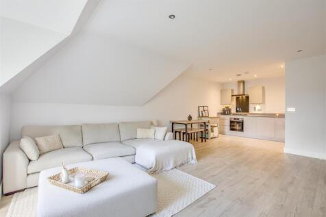 8 The Pines, Amersham Road, HP13 6PN-10.jpg
