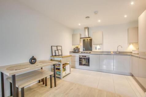 8 The Pines, Amersham Road, HP13 6PN-11.jpg