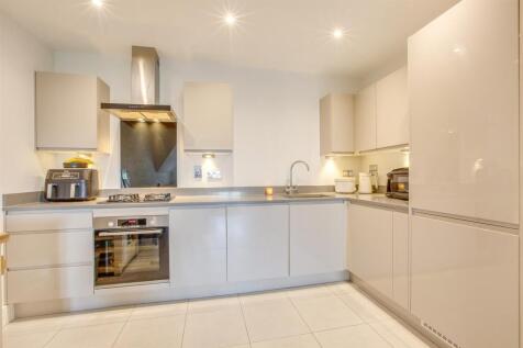 8 The Pines, Amersham Road, HP13 6PN-12.jpg