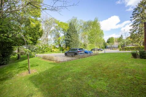 8 The Pines, Amersham Road, HP13 6PN-4.jpg
