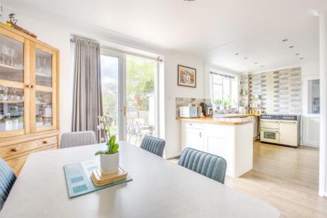 25 Cambridge Crescent, HP13 7NE-13.jpg