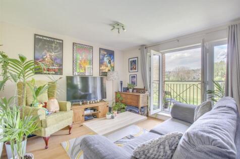 17 Wye Gardens, Fryers Lane, HP12 3DU-8.jpg
