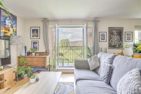17 Wye Gardens, Fryers Lane, HP12 3DU-12.jpg