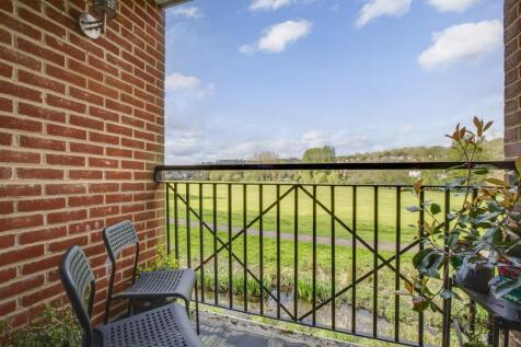 17 Wye Gardens, Fryers Lane, HP12 3DU-13.jpg