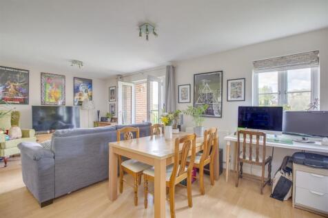 17 Wye Gardens, Fryers Lane, HP12 3DU-11.jpg