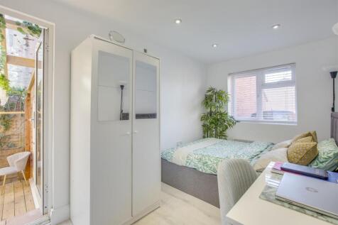 65 Nicholas Gardens, HP13 6JG-11.jpg