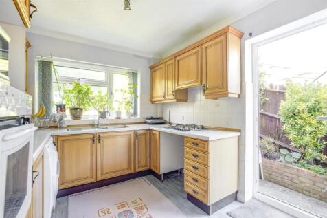 24 Curlew Close, HP13 5JY-9.jpg