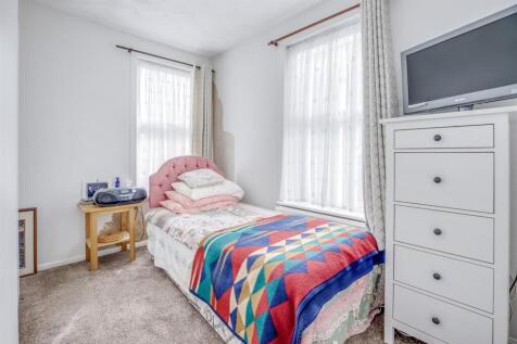 5 Kitchener Road, HP11 2SH-4.jpg