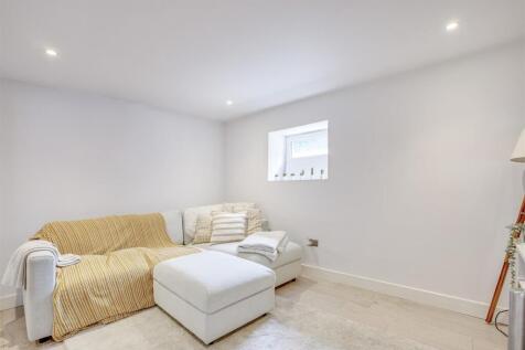 4 Priory Villas, Priory Road, HP13 6GZ-3.jpg