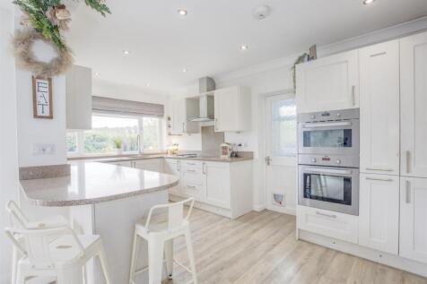 6 Beaconsfield Avenue, HP13 5EN-9.jpg