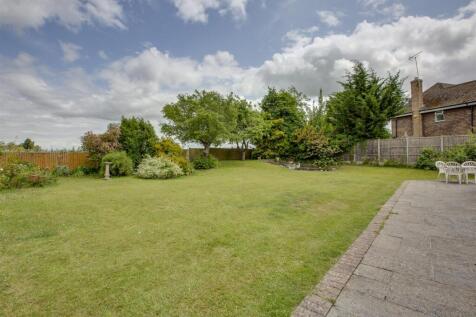 2 Mayflower Close, HP17 8QH-1.jpg