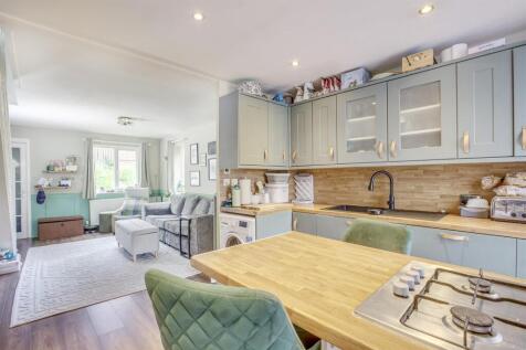 15 Nicholas Gardens, HP13 6JQ-7.jpg
