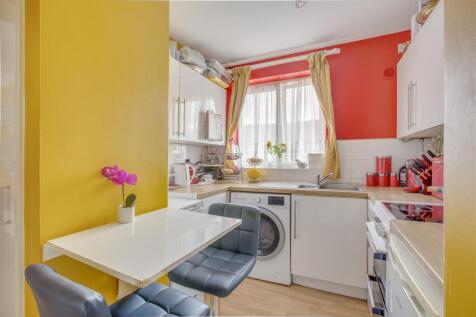 8 Buckingham Close, HP13 7YD-12.jpg