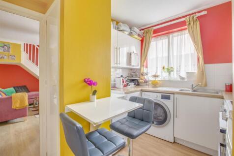 8 Buckingham Close, HP13 7YD-13.jpg