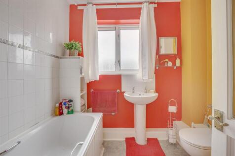 8 Buckingham Close, HP13 7YD-9.jpg