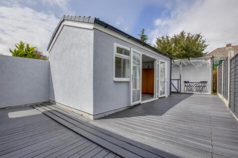 8 Buckingham Close, HP13 7YD-3.jpg