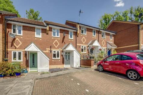 13 Hall Close, HP13 7YT-12.jpg