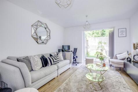 13 Hall Close, HP13 7YT-7.jpg