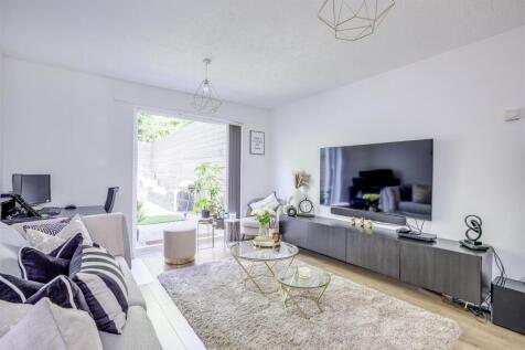 13 Hall Close, HP13 7YT-8.jpg