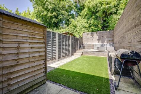 13 Hall Close, HP13 7YT-9.jpg