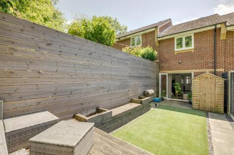13 Hall Close, HP13 7YT-10.jpg