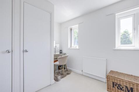 13 Hall Close, HP13 7YT-5.jpg