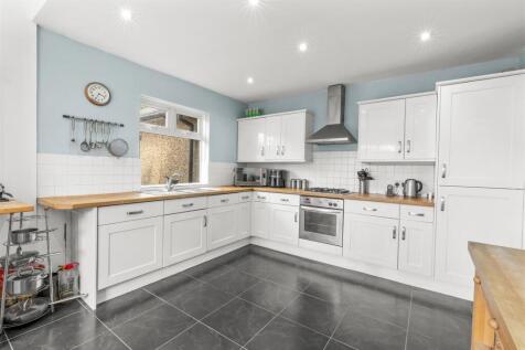 27 East Drive, HP13 6JN-10.jpg