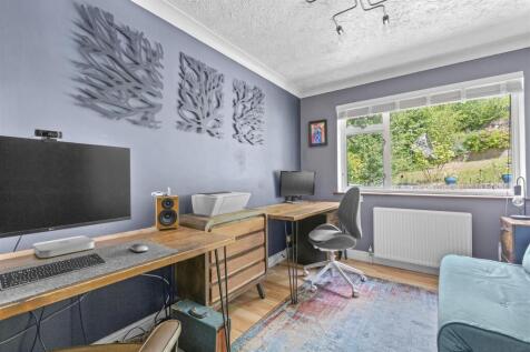 9 Warwick Avenue, HP12 4NG-7.jpg