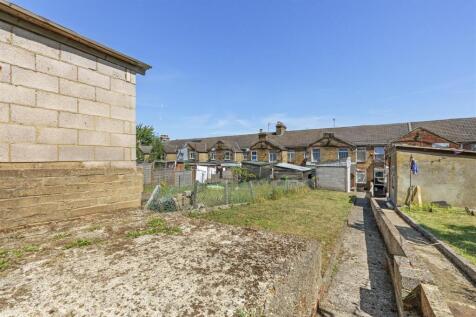 23 Upper Green Street, HP11 2RB-13.jpg