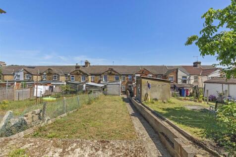 23 Upper Green Street, HP11 2RB-12.jpg