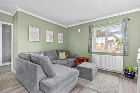 16 Highwood Crescent, HP12 4LY-4.jpg