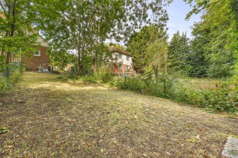 16 Highwood Crescent, HP12 4LY-10.jpg