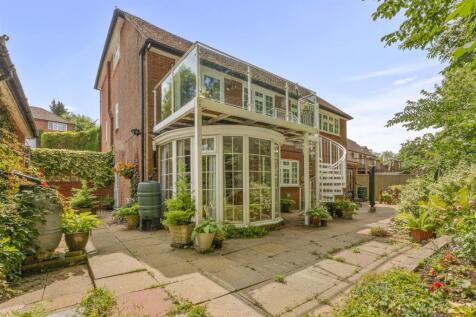 6 Huntley Close, HP13 5PQ-10.jpg