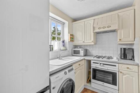 142b Totteridge Road, HP13 6HZ-5.jpg