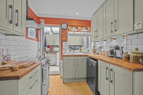 12 Chorley Road, HP14 3AR-5.jpg