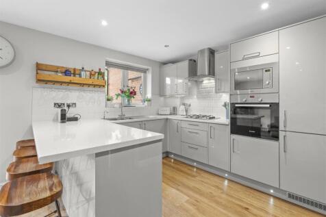 Flat 4, 77 London Road, HP11 1BN-7.jpg
