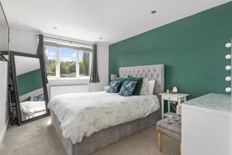 Flat 4, 77 London Road, HP11 1BN-2.jpg