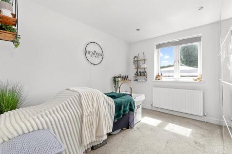 Flat 4, 77 London Road, HP11 1BN-1.jpg