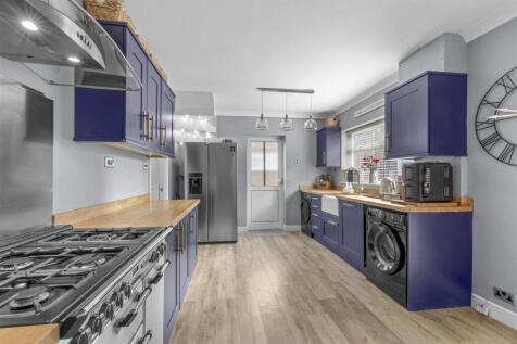 27 Ellsworth Road, HP11 2TU-7.jpg