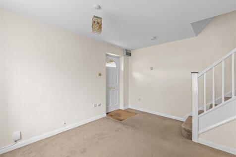 64 Lansdowne Way, HP11 1TN-2.jpg