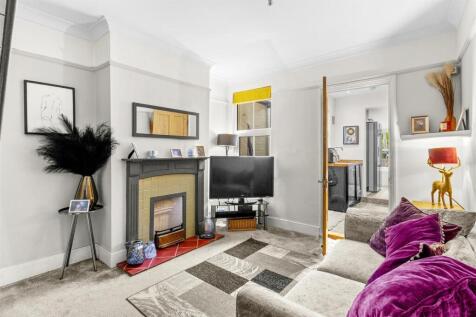 107 Amersham Road, HP13 5AD-6.jpg