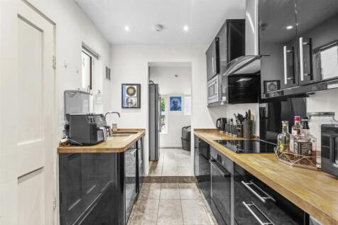 107 Amersham Road, HP13 5AD-7.jpg