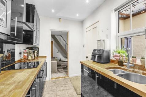 107 Amersham Road, HP13 5AD-8.jpg