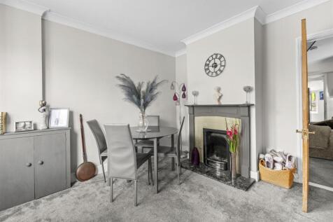 107 Amersham Road, HP13 5AD-1.jpg