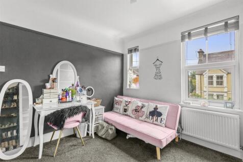 107 Amersham Road, HP13 5AD-3.jpg