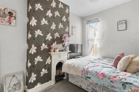 107 Amersham Road, HP13 5AD-4.jpg