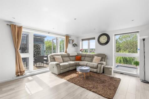 9 Sheraton Court, Bartlett Crescent, HP12 3DY-6.jp