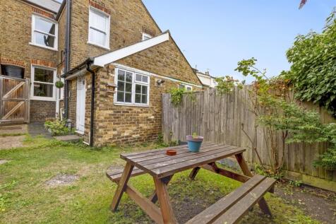30 Gordon Road, HP13 6ER-12.jpg