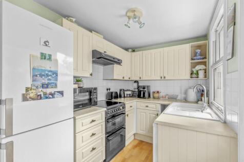 30 Gordon Road, HP13 6ER-5.jpg